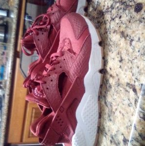 Nike Burgundy Huraches